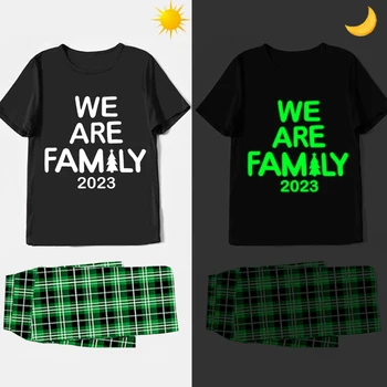 2023 Kalėdos derančios šeimos pižamos Šviečiantis švytėjimas Mes esame šeima Juodas trumpų pižamų rinkinys