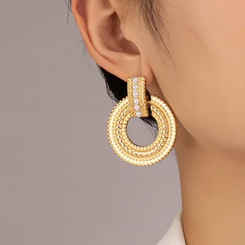Paprasti apvalūs perlų auskarai moterims 2023 m. 