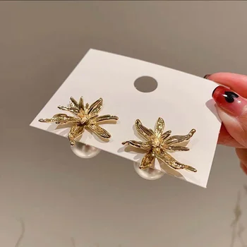 Perdėtas metalo lapų gėlių smeigtukas Auskarai moterims Korėjos perlų auskarai Pareiškimas Aukso spalvos vakarėlis Papuošalų dovanos