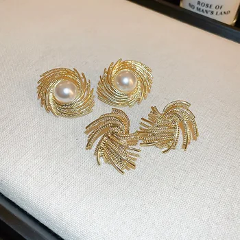 prancūzų romantiški paprasti perlų gėlių auskarai 2023 m Nauji aukso spalvos mados papuošalai elegantiškiems moteriškiems aksesuarams