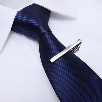 Subtilus kaklaraiščio spaustukas Stabilus smulkios tekstūros priedas Lygus paviršius Apsaugos nuo kritimo kaklaraiščio spaustukas