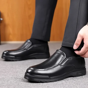 Vyriški batai 2023 Prekės ženklas Pagrindinis Patogūs Vyriški laisvalaikio batai Apvalus kojų pirštų slydimas ant plokščio su siuvimu Lauke Vaikščiojimo odiniai batai Vyras