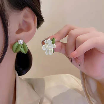 White Gardenia gėlių smeigė Auskarai moterims Žalių lapų gėlių asimetrinis auskaras Saldūs romantiški ausų aksesuarai Papuošalai Dovanos